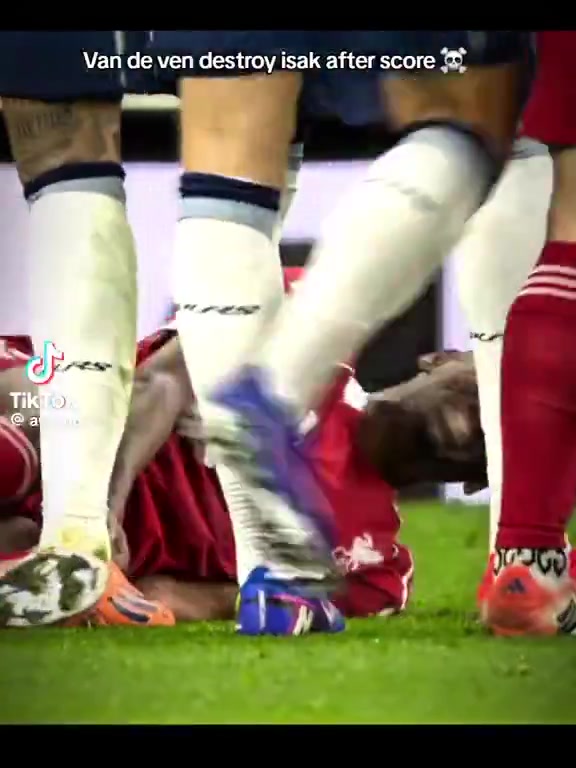 利物浦球迷：伊萨克上场15分钟，就遭到了热刺队两次暴徒式犯