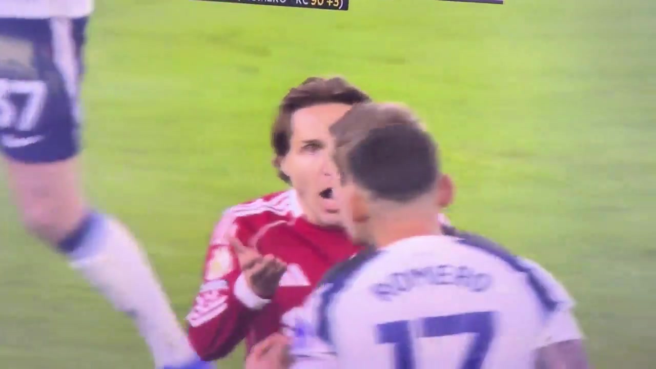 不是红牌！基耶萨看到主裁给罗梅罗出示黄牌后惊呆了