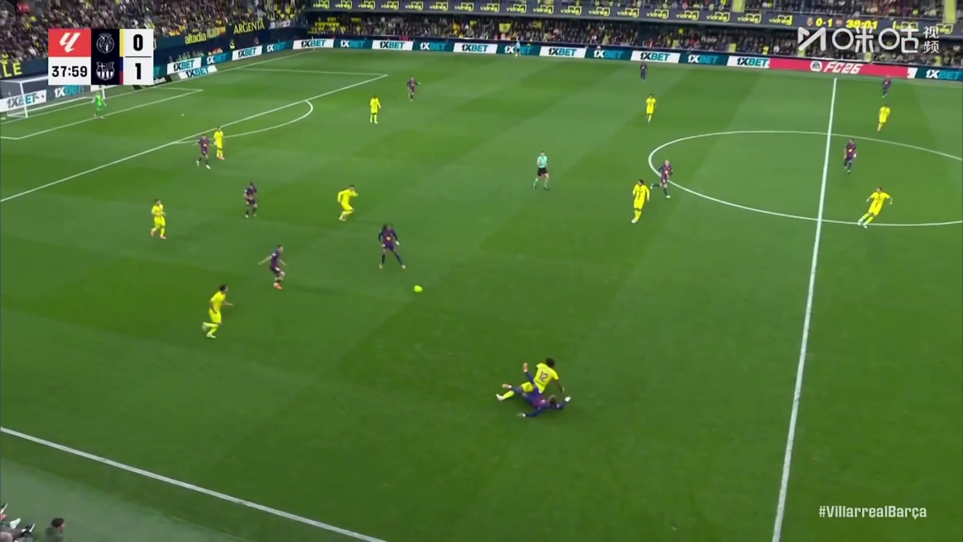 巴萨多打一人！维加铲倒亚马尔，被主裁直红罚下！