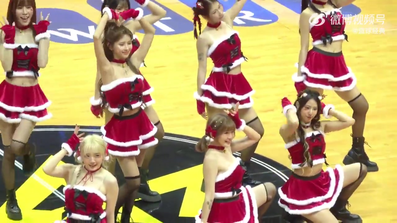 有吧友爱看吗？宝岛台湾篮球联赛，啦啦队圣诞主题中场表演