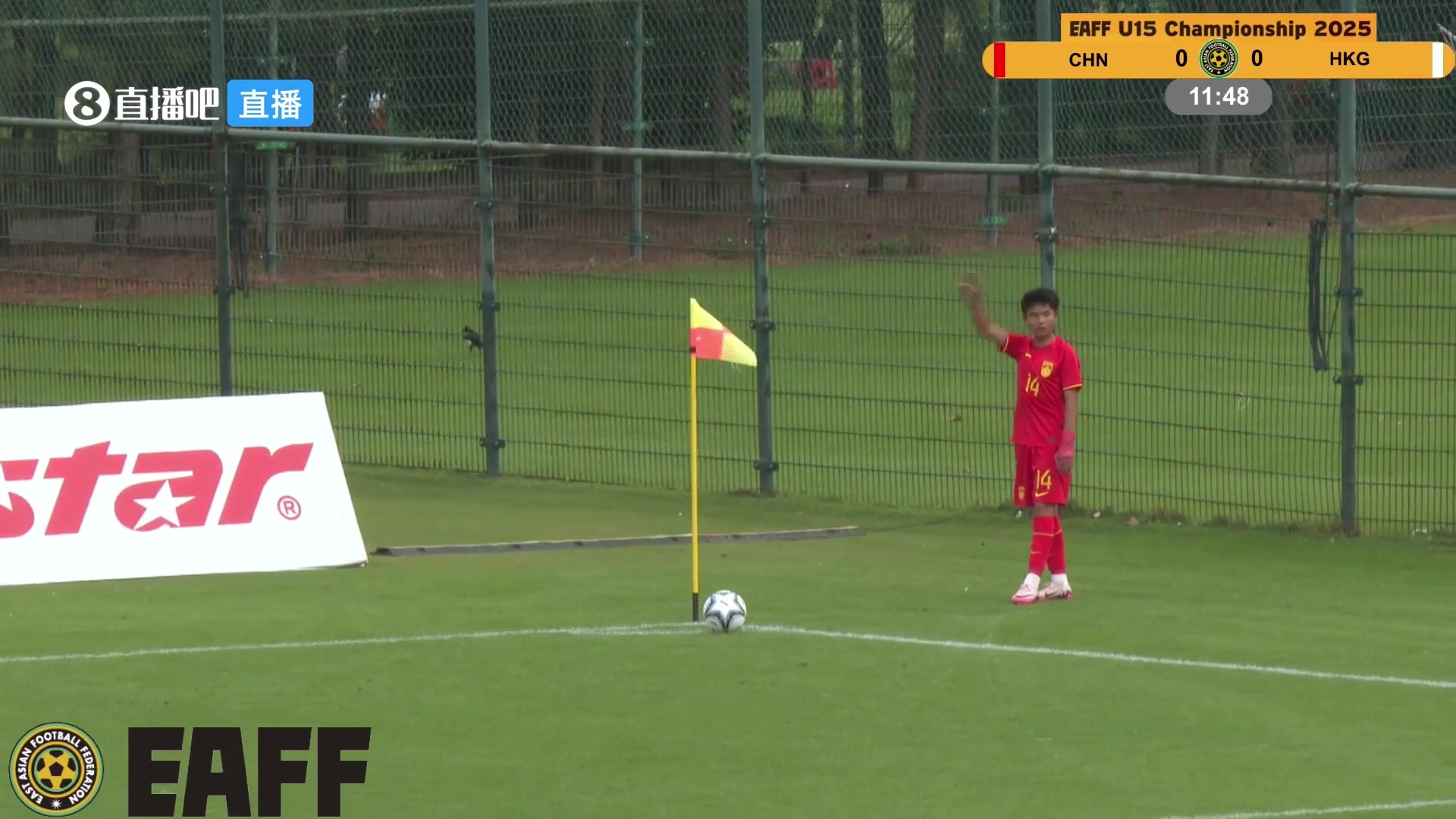 U15国足开角球直接踹出边线，队友拼命争顶无果