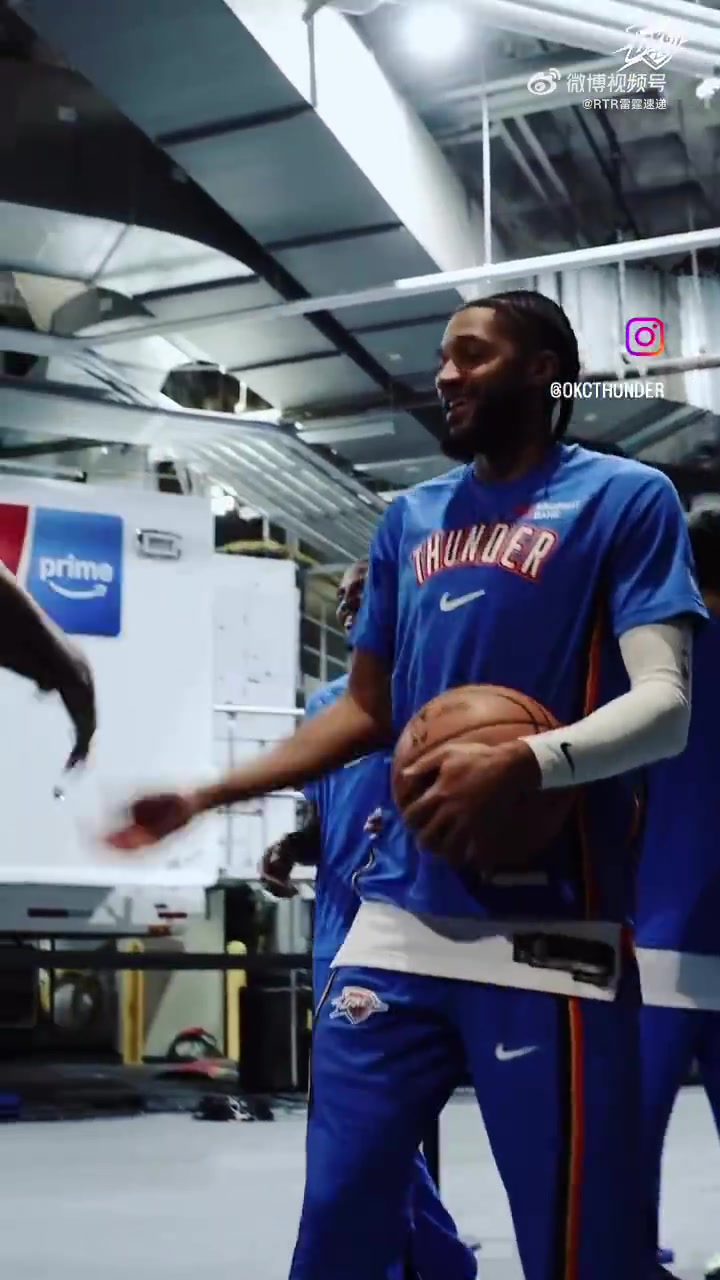 这是真正的兄弟篮球！联盟第一雷霆这帮球员的队内氛围实在太