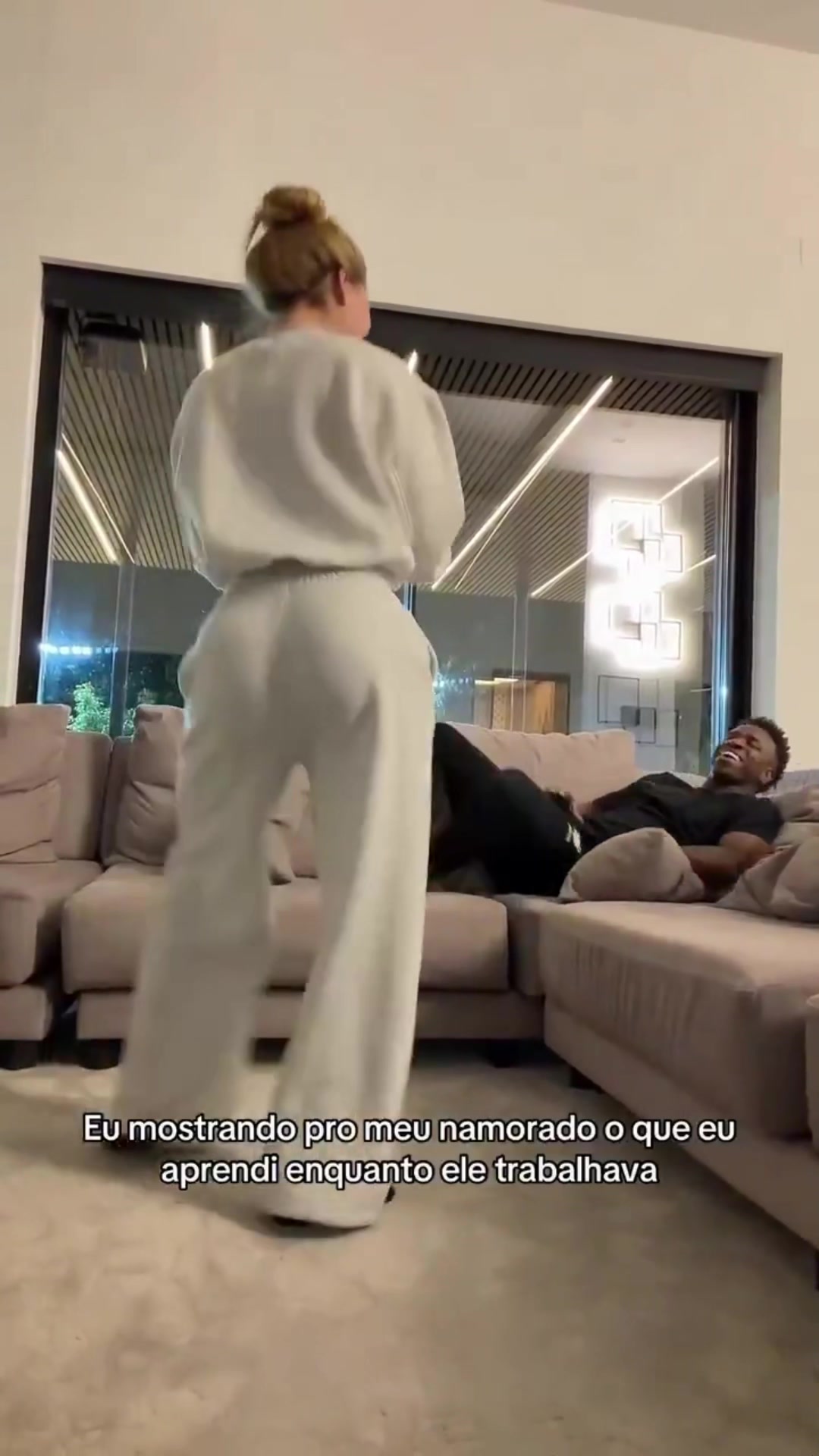 享受二人世界！女友弗吉尼亚跳舞逗维尼修斯开心