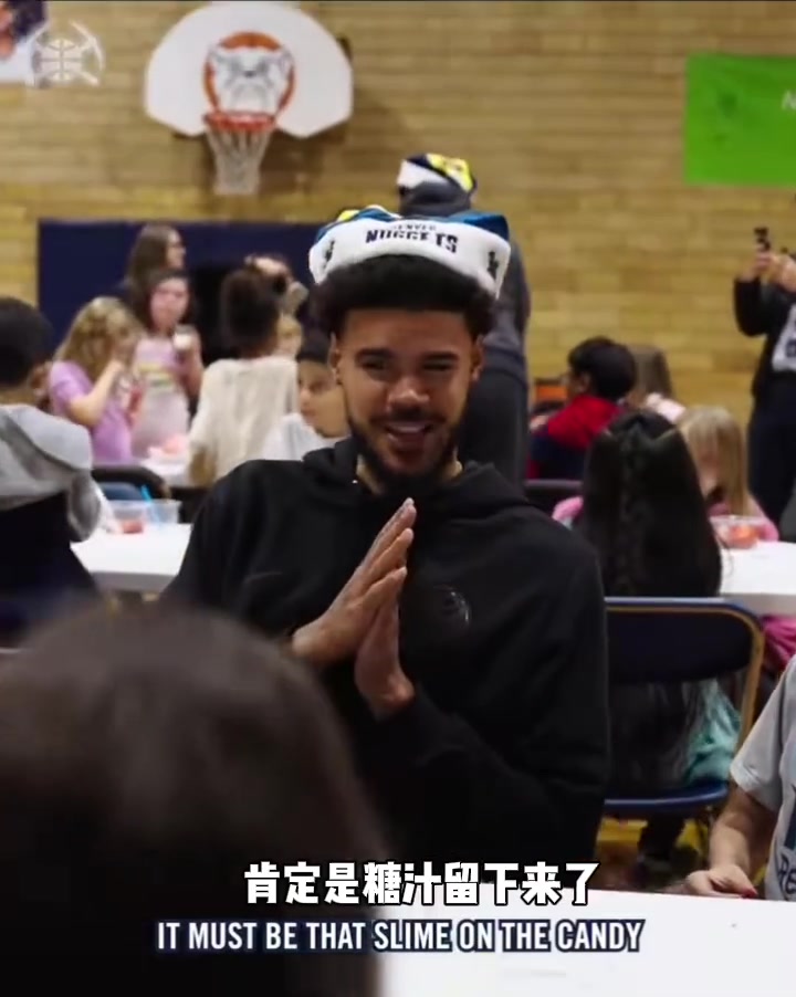 好温馨啊，卡梅隆约翰逊到社区和孩子们一起过圣诞！