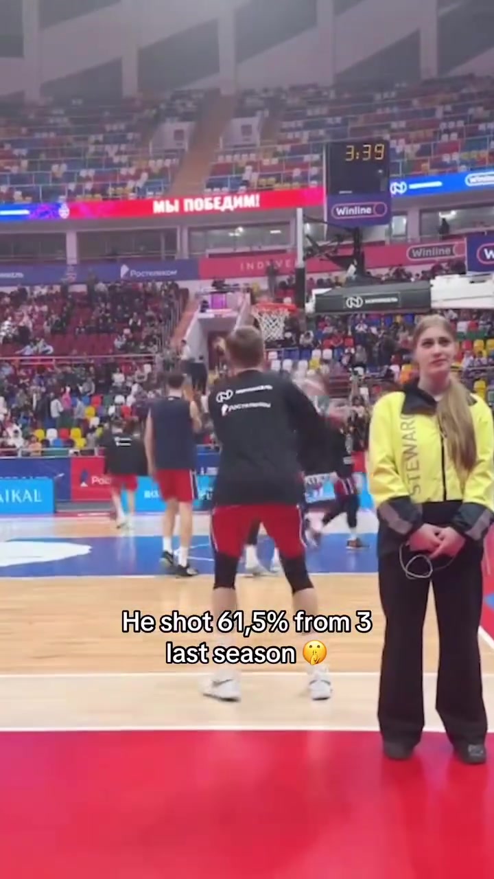 凸出一个奇怪！这位球员的投篮姿势太特别了！