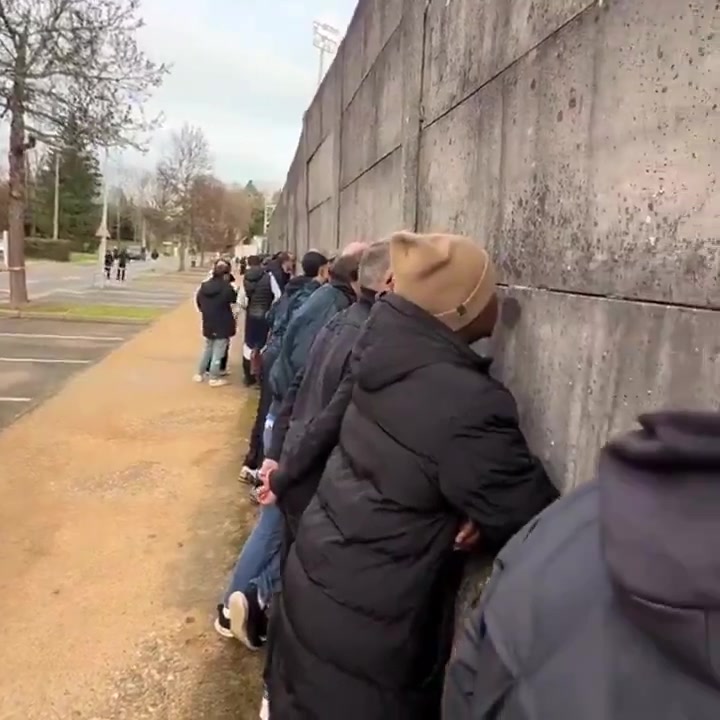 法国杯法丙球队主场外一排球迷扒墙缝看球