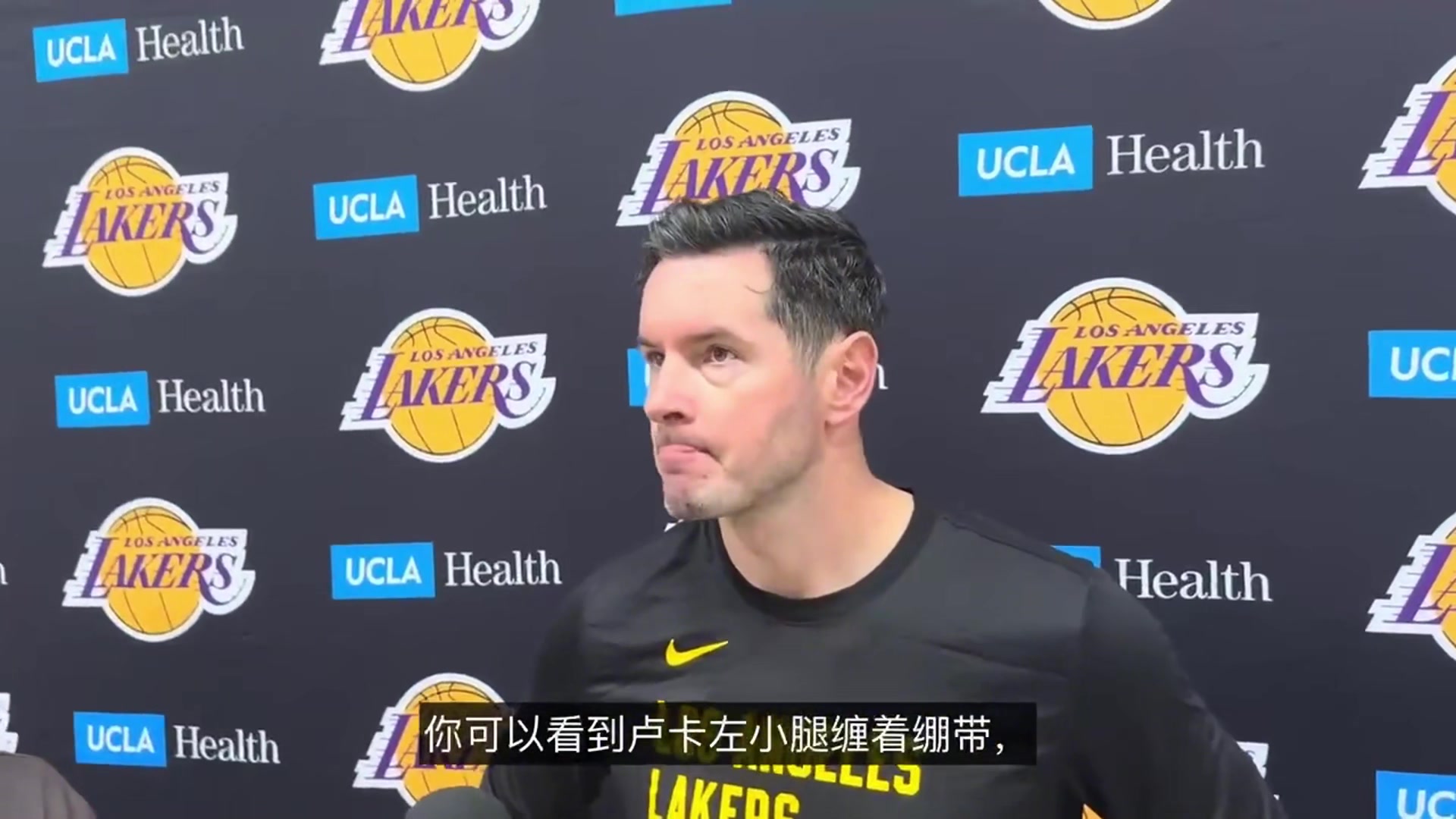 雷迪克：东契奇左小腿挫伤，他在比赛中经常遭到类似碰撞，我