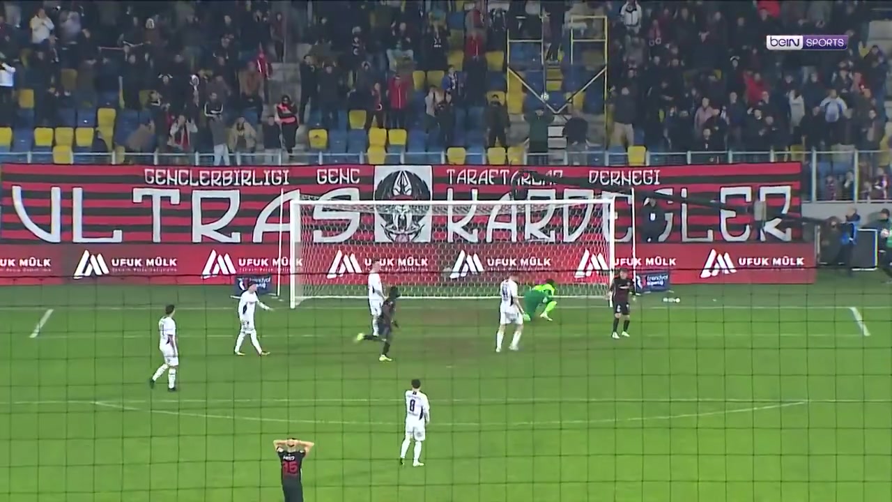 被吓住了？土超球员面对奥纳纳空门不进