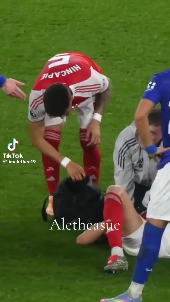 因卡皮耶疑似肩膀受伤，自己从队医包里拿药膏处理