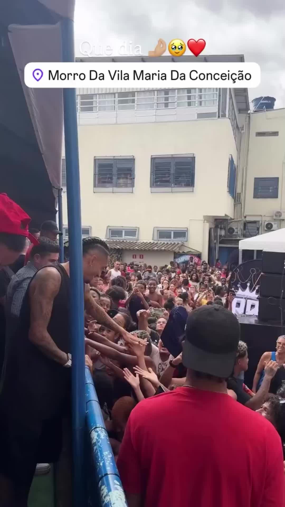 拉菲尼亚回故乡举行圣诞慈善活动，为有需要的人提供食物和礼物