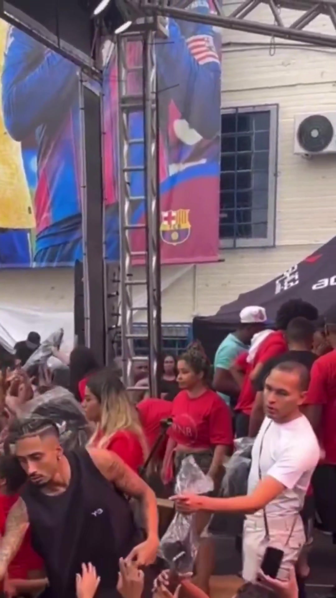 爱了！拉菲尼亚在家乡组织慈善活动，向贫困家庭分发食物和礼