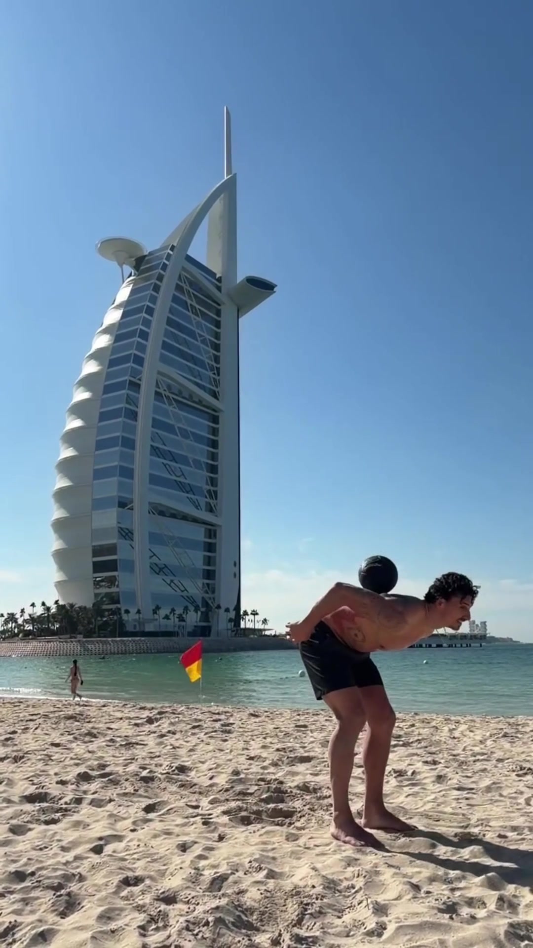 上帝的力量！伊布这岁数了还能光着脚凌空倒钩，简直是功夫足球！