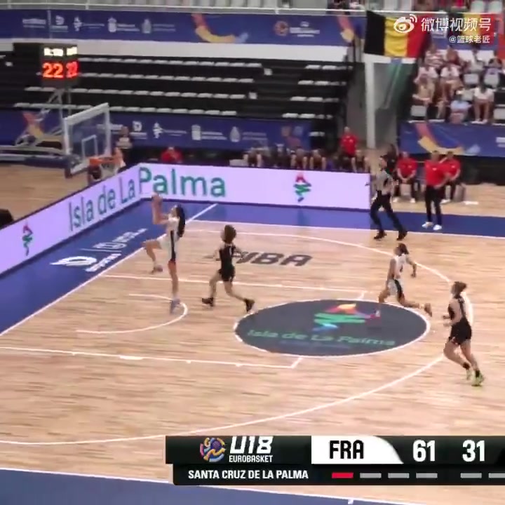 很罕见哦！南卡罗来纳女篮一名6尺4的妹子完成双手暴扣！