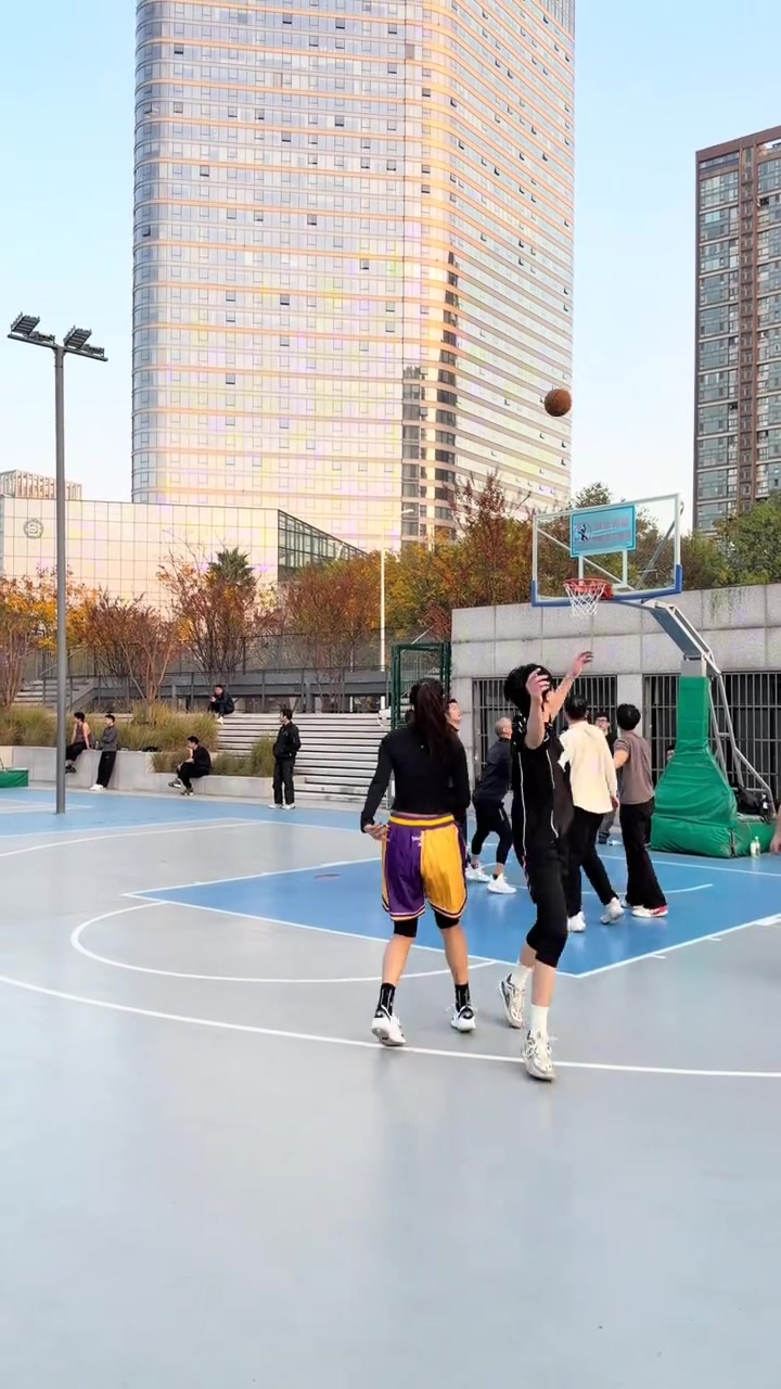 181网红石一童晒半场打球视频配文：助攻和得分我都爱