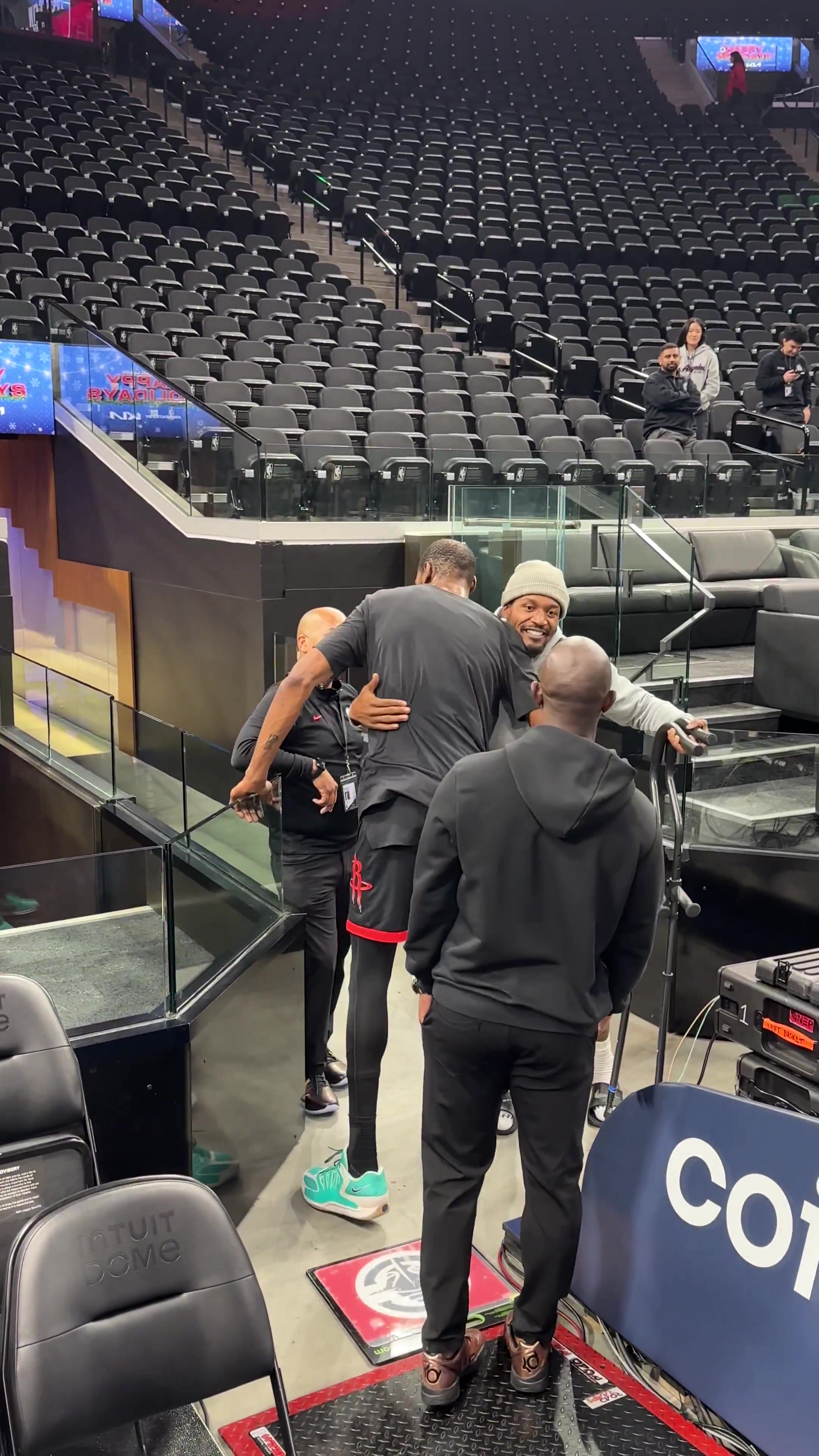 关系很好！杜兰特赛前跑来和比尔碰面拥抱~后者还需要拄着拐