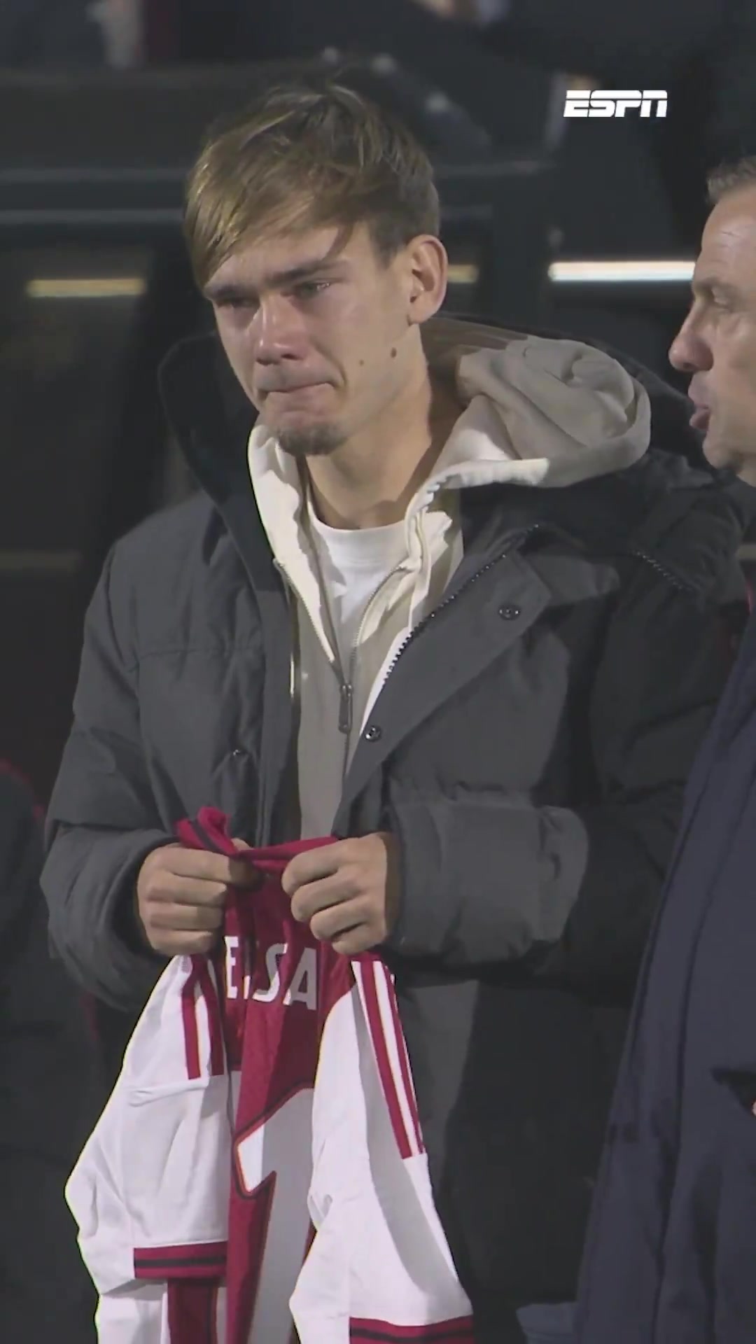 阿贾克斯青年队球员拿着球衣悼念女友，上周跑步时因车祸去世