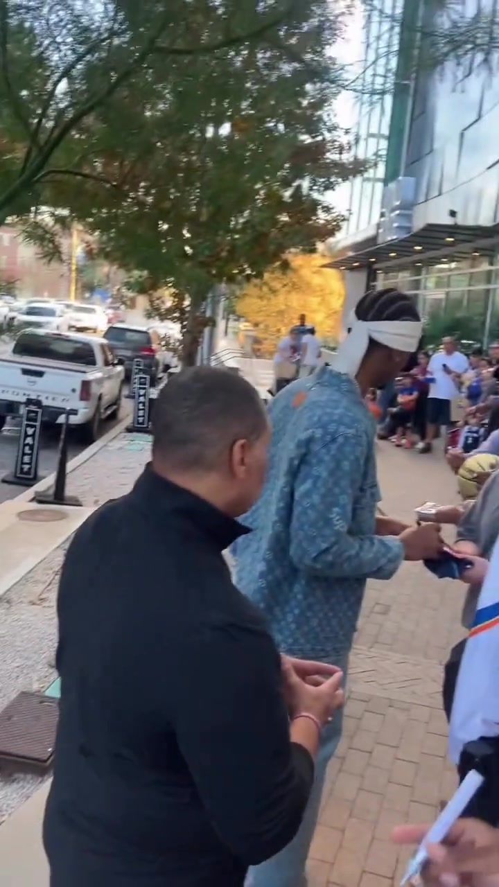 人品没得说,马刺雷霆赛前亚历山大给酒店外等候的球迷签名!