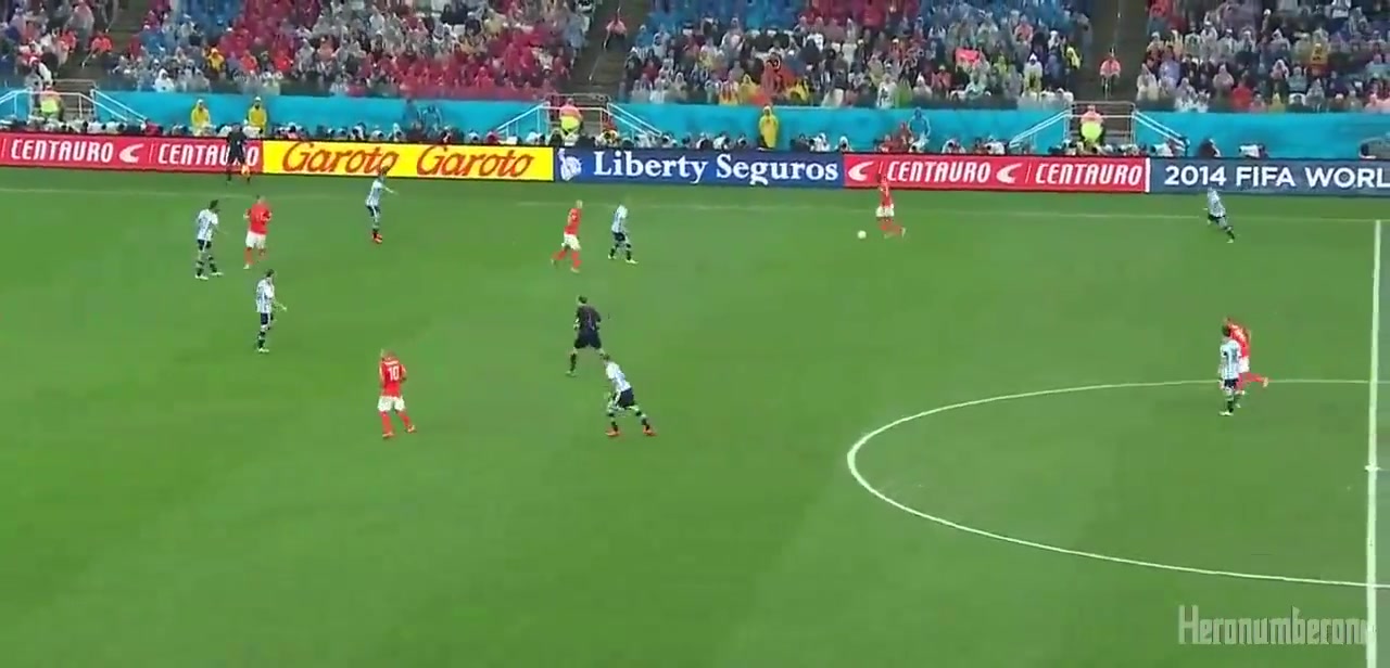 硬汉！名场面：马斯切拉诺极限封堵罗本绝杀，造成自己受伤！