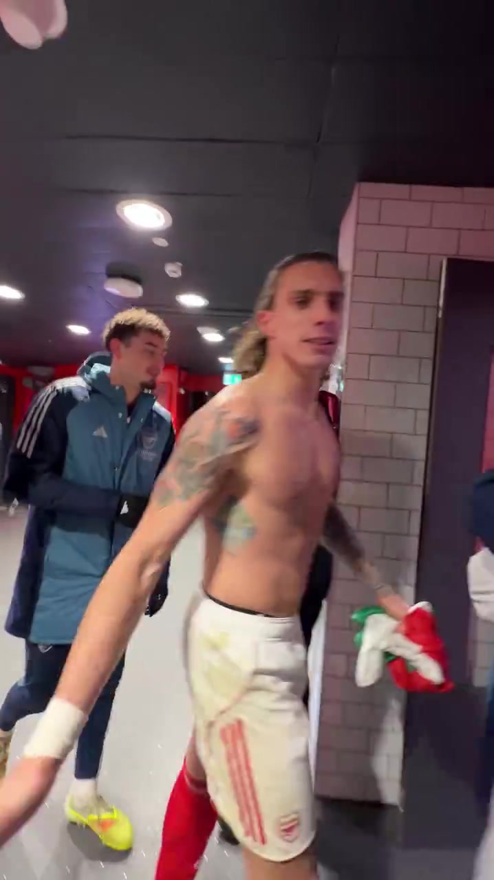 艰难的胜利我们一般叫做……阿森纳赛后球员通道的全员庆祝！