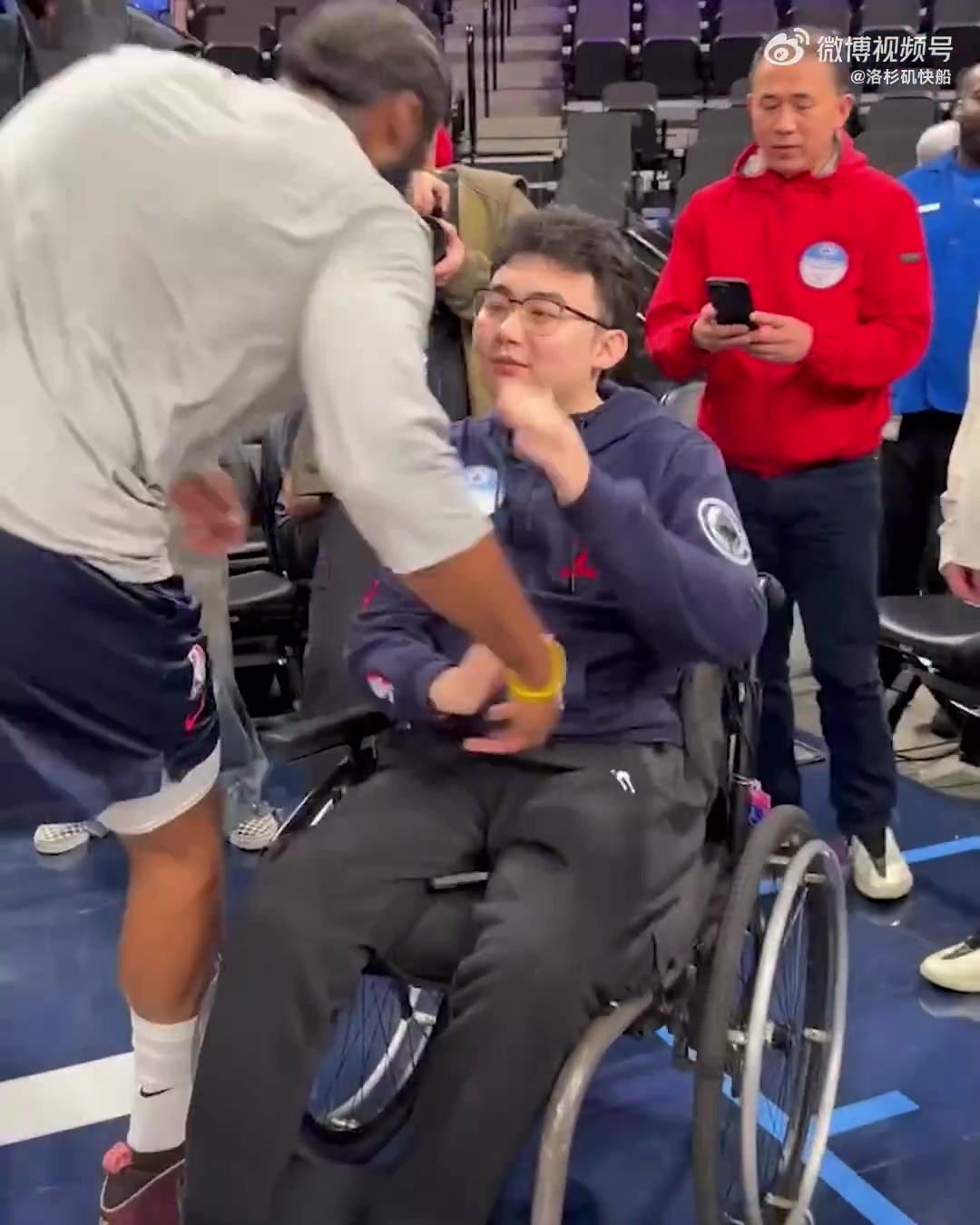 还记得他吗？哈登的幸运星John Hao同学到洛城看比赛