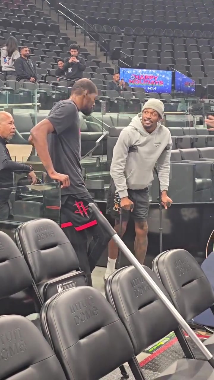 快船火箭赛前杜兰特和前队友比尔闲聊