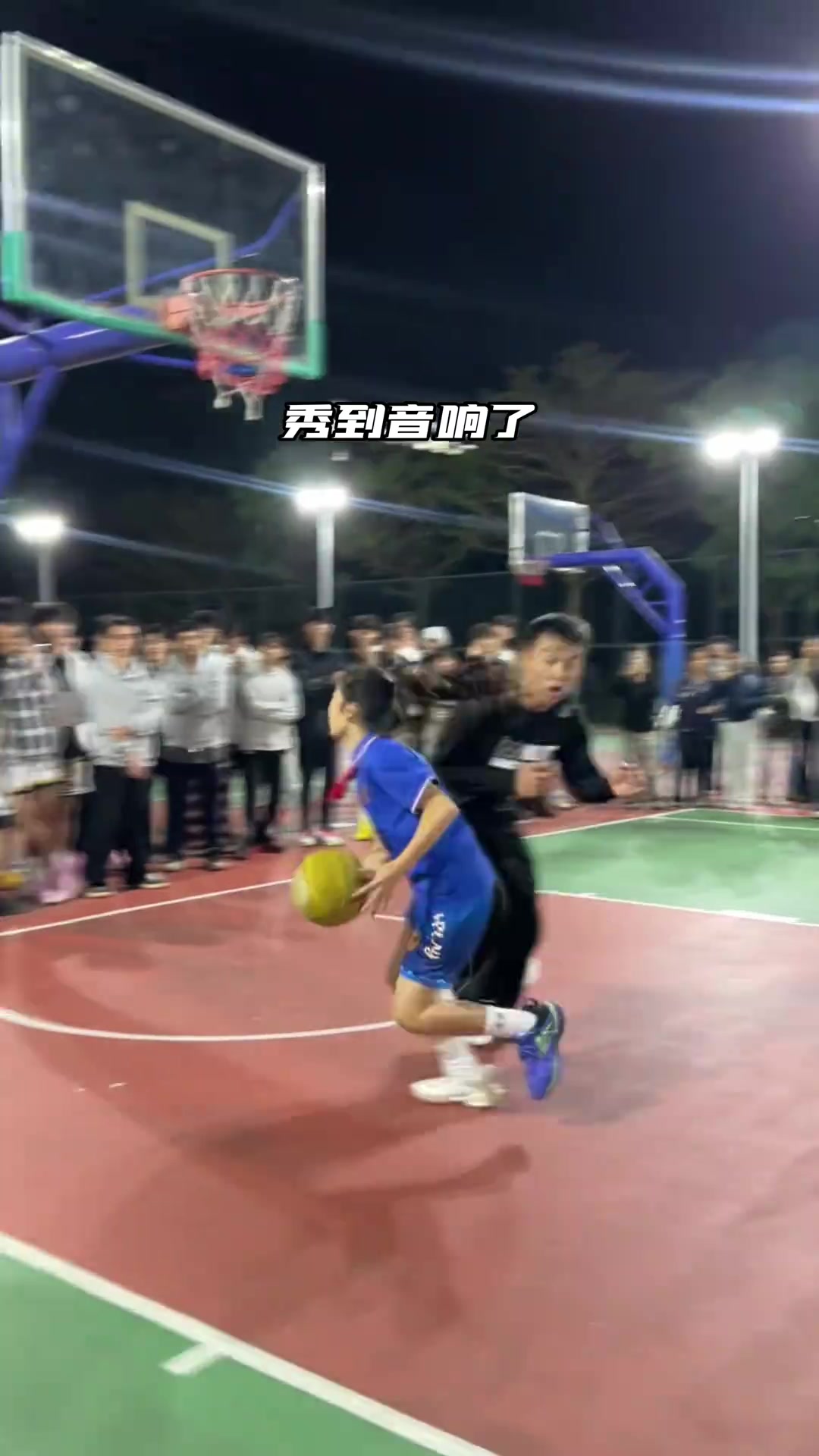篮球未来之妞值期待！小学女生1v1成年男子休各种技术！