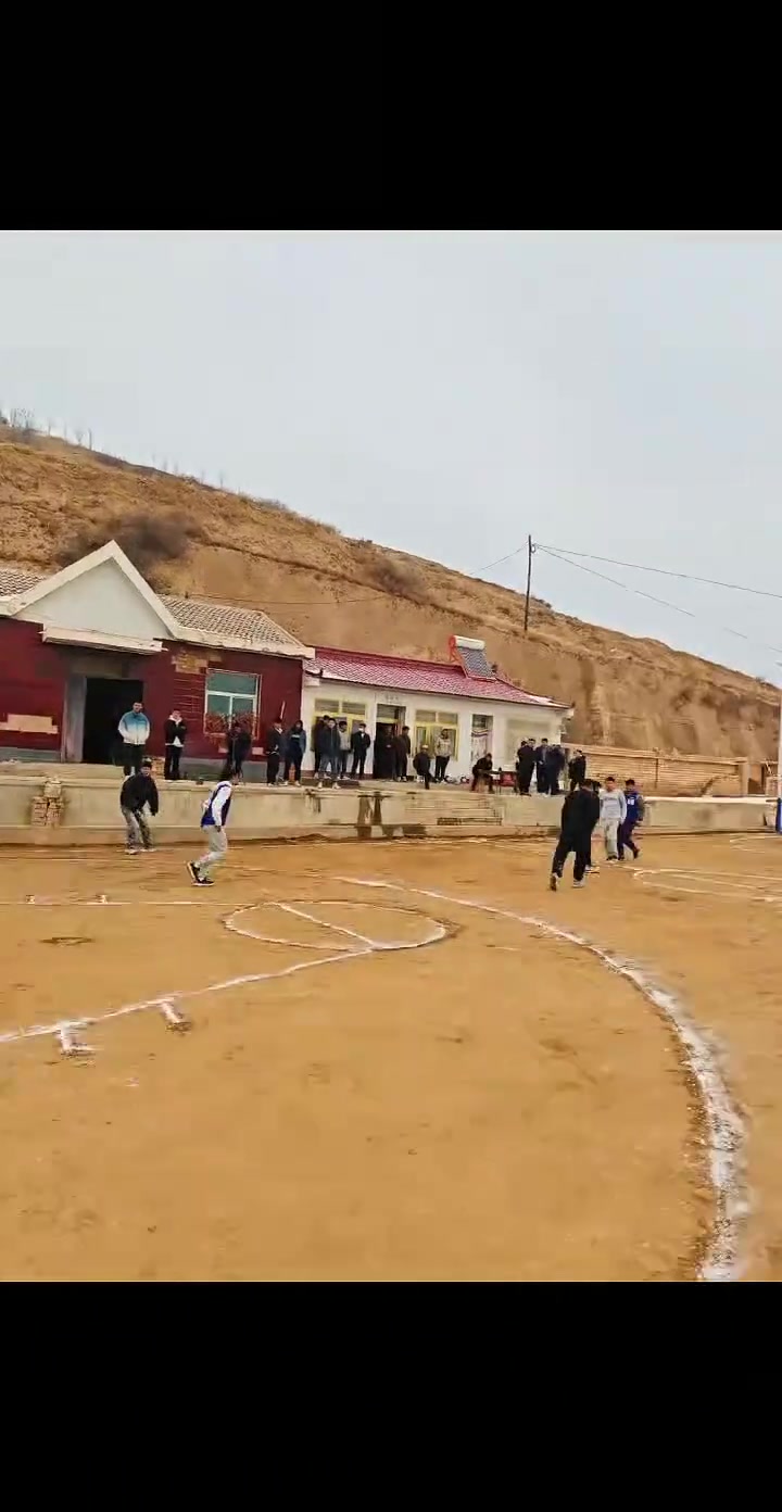 打过这种土路篮球场地的吧友们今年你们多大了！？