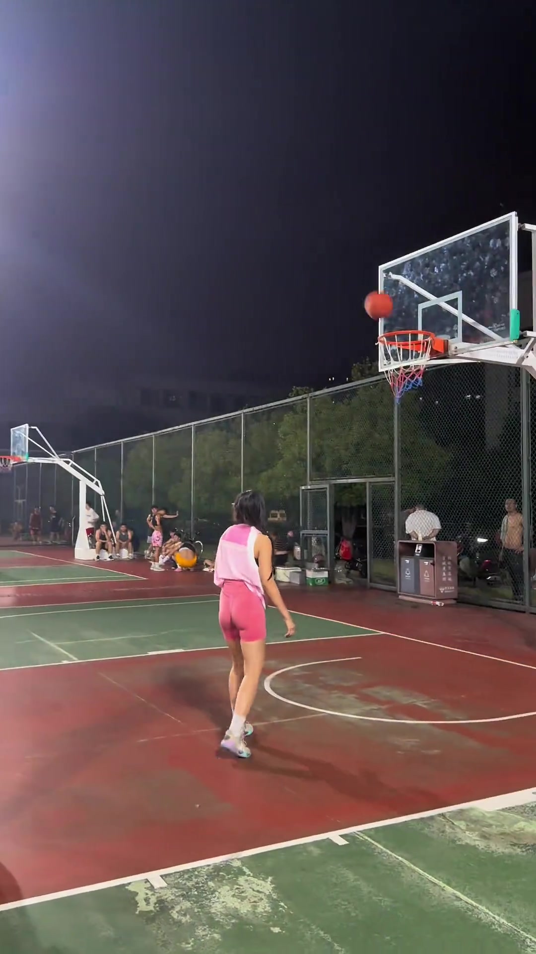 看NBA也就图一乐，想看对抗还得看小姐姐打野球！