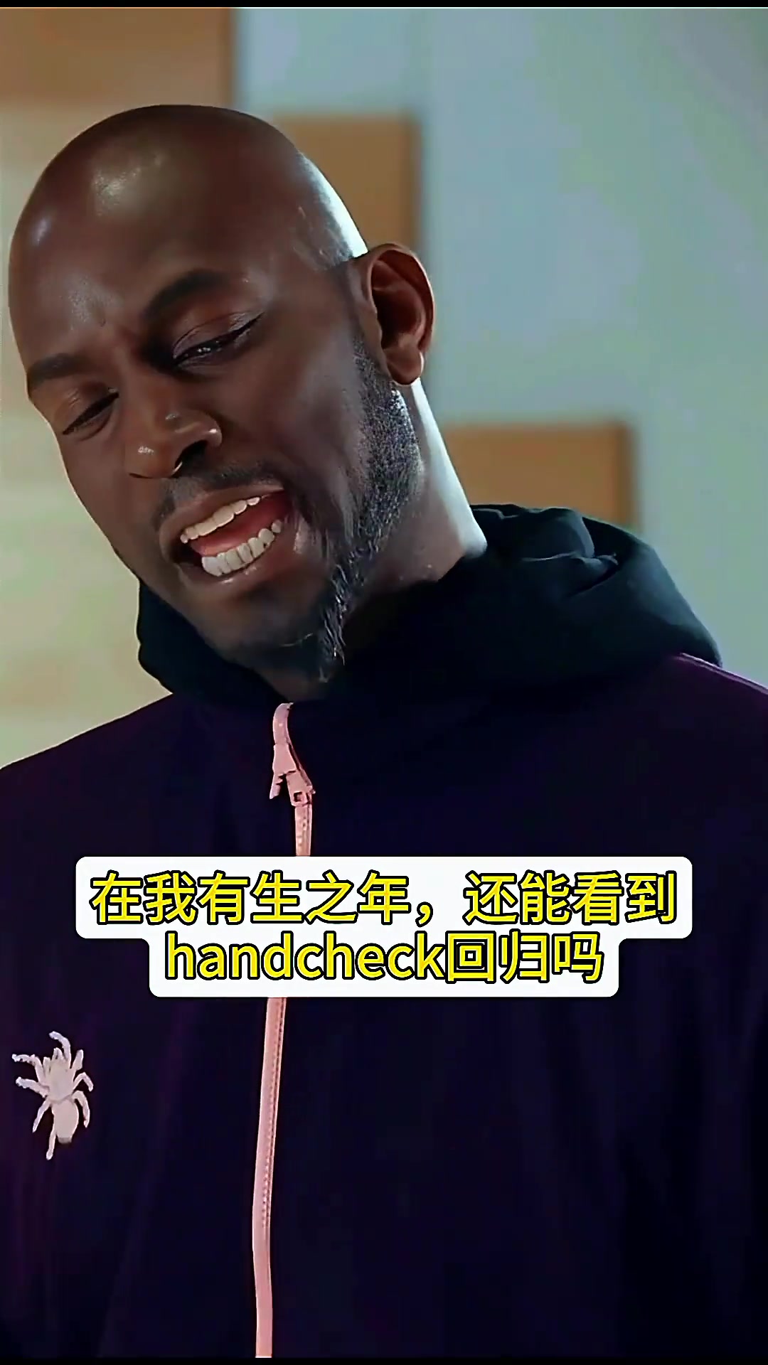 平常大咧粗声大嗓的加内特 在肖华面前也坐得规矩双腿并拢细语