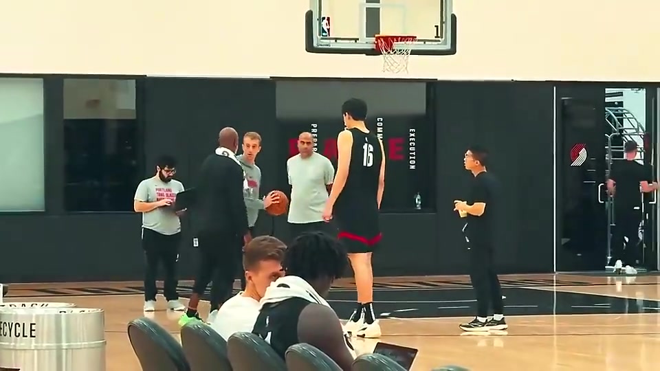 比卢普斯在夏联期间曾亲自给杨瀚森讲解战术，并指导杨瀚森跑位