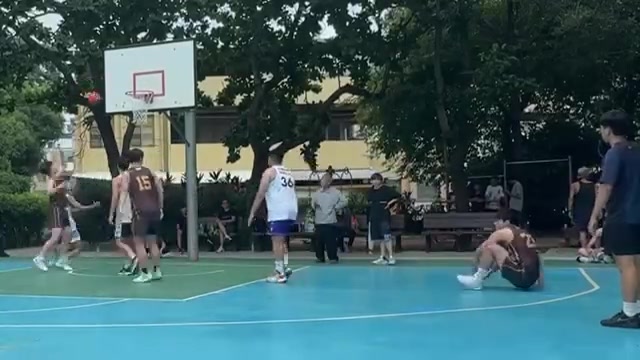 卧槽，在野球场这样明目张胆的垫脚，真不怕挨揍吗？