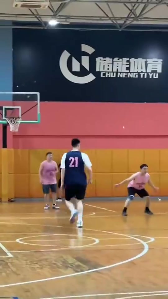 胡金秋此前参加幼儿园爸爸局，这不是降维打击嘛