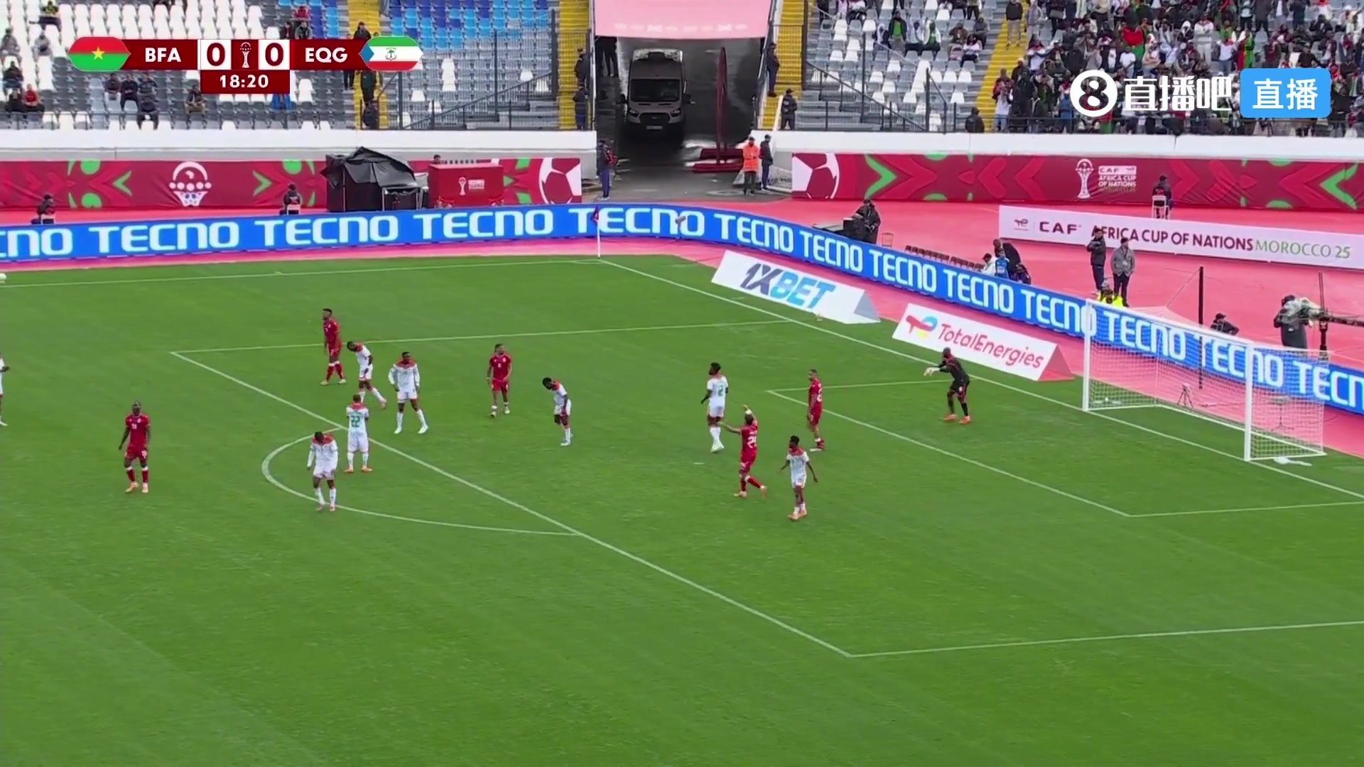 申花外援阿苏埃一脚高射炮，解说员：把天上的鸟打下来了