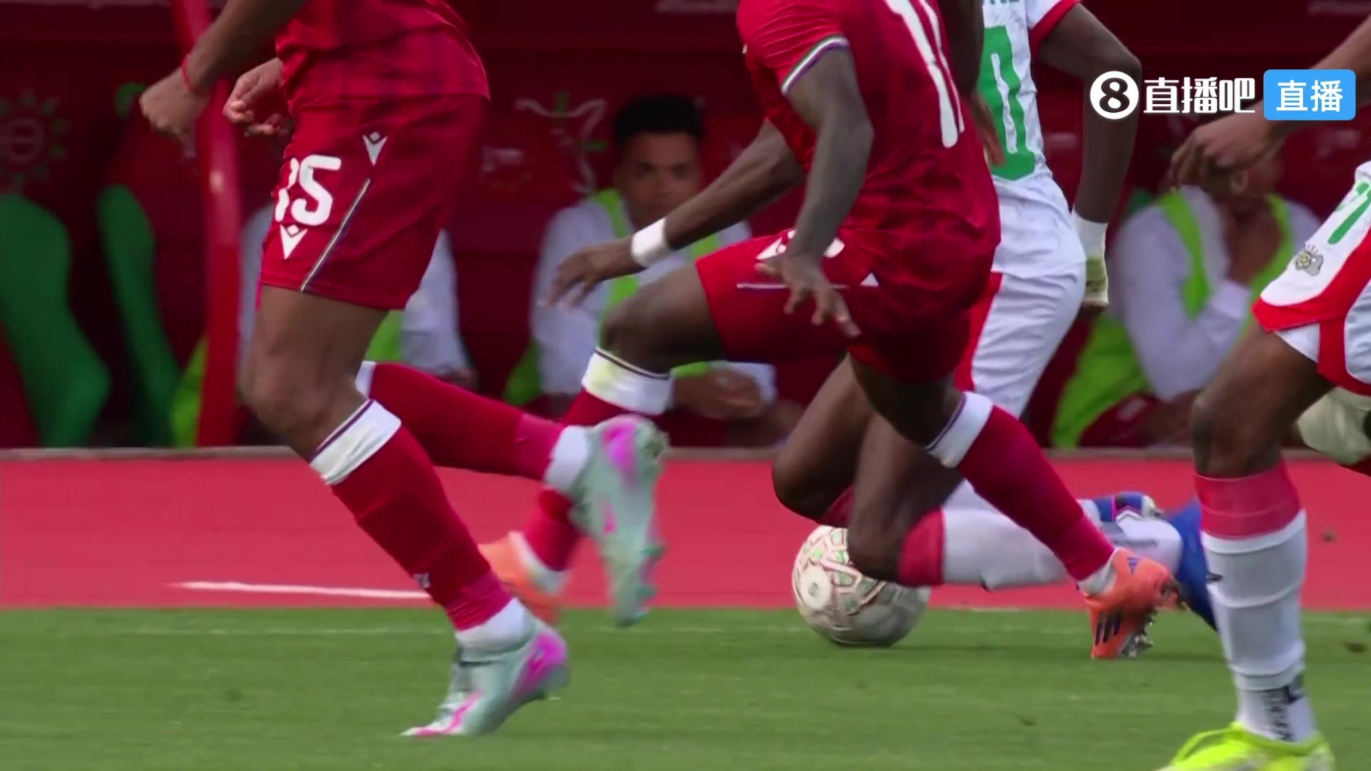 本届非洲杯首张红牌！赤道几内亚后卫蹬踏对手脚踝，被直红罚下