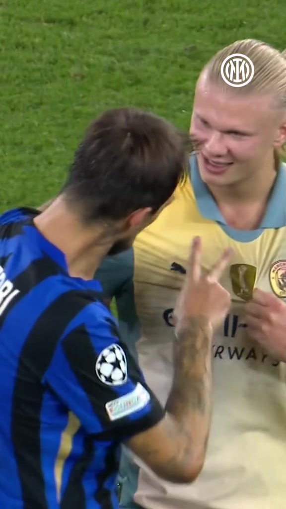 逗乐老炮儿！哈兰德赛后曾专门找阿切尔比“交换球衣”