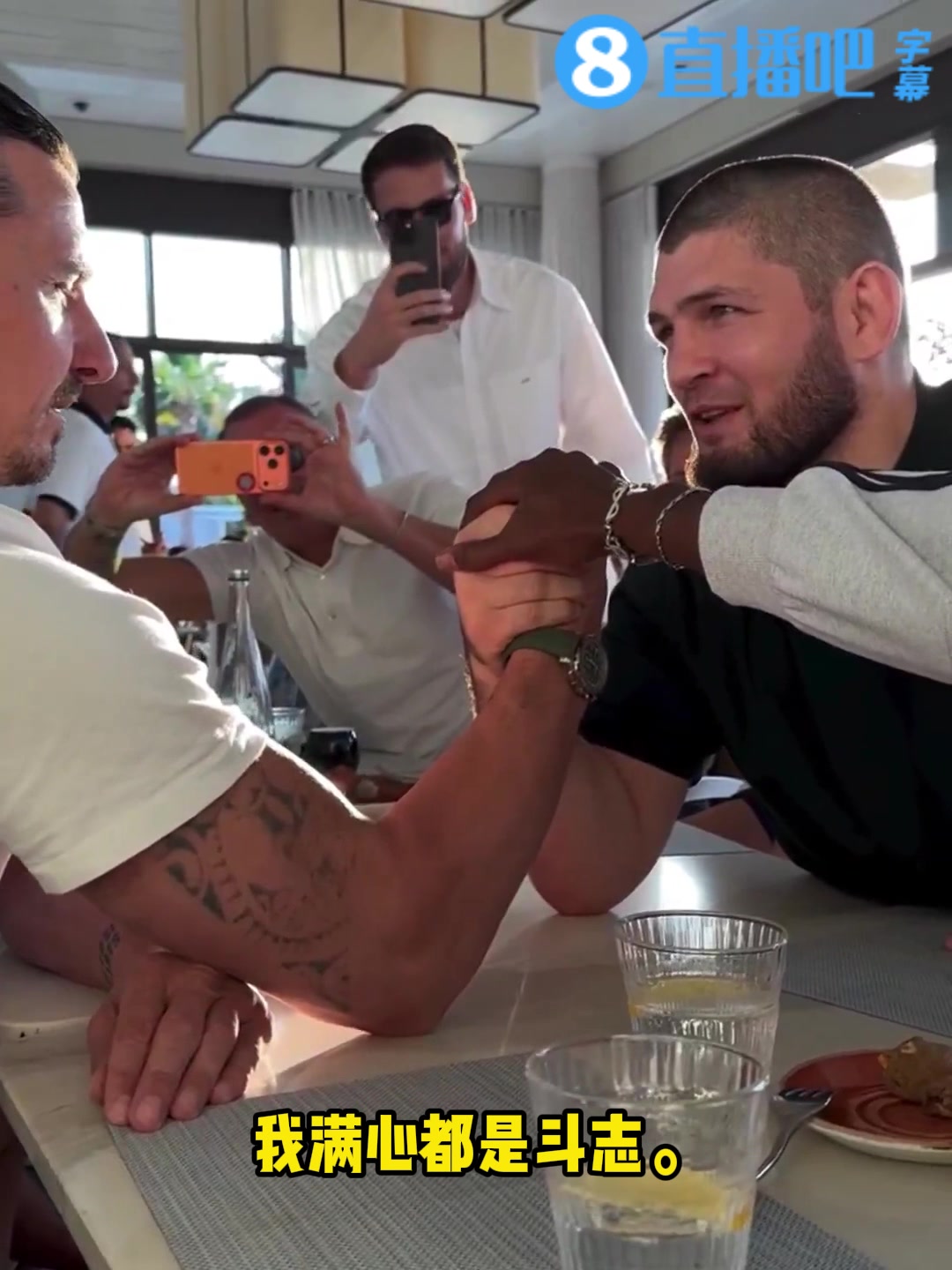 伊布和UFC传奇巨星“小鹰”扳手腕，小鹰轻笑询问：你感觉如何