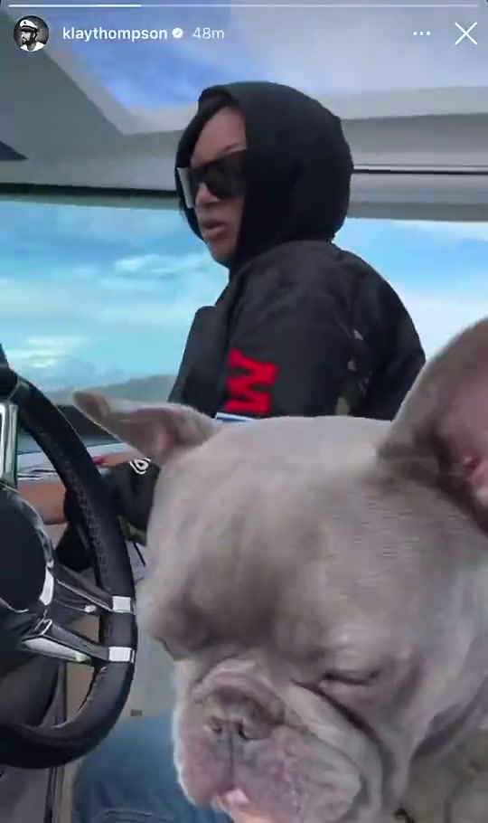 圣诞大战对阵老东家！克莱驾船载女友马冬梅和她的爱犬回到湾区