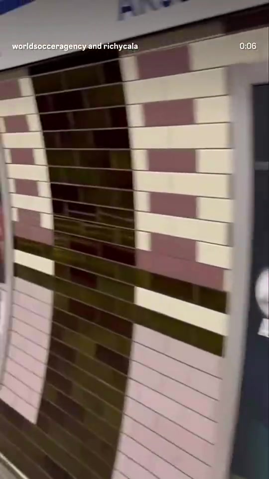 哇哦卡拉菲奥里拍到自己代言的内裤广告被投放到地铁站！