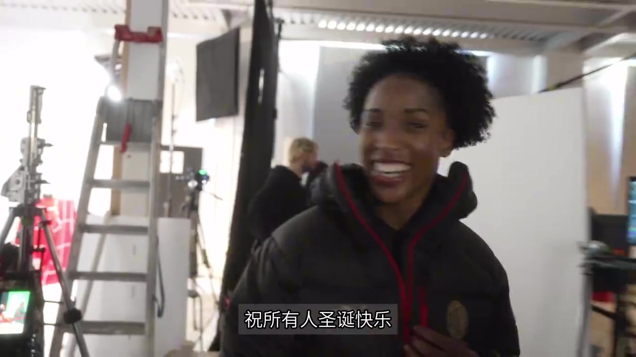 这毛衣真挺好看！AC米兰全员拍摄圣诞短片花絮！红黑大家庭！