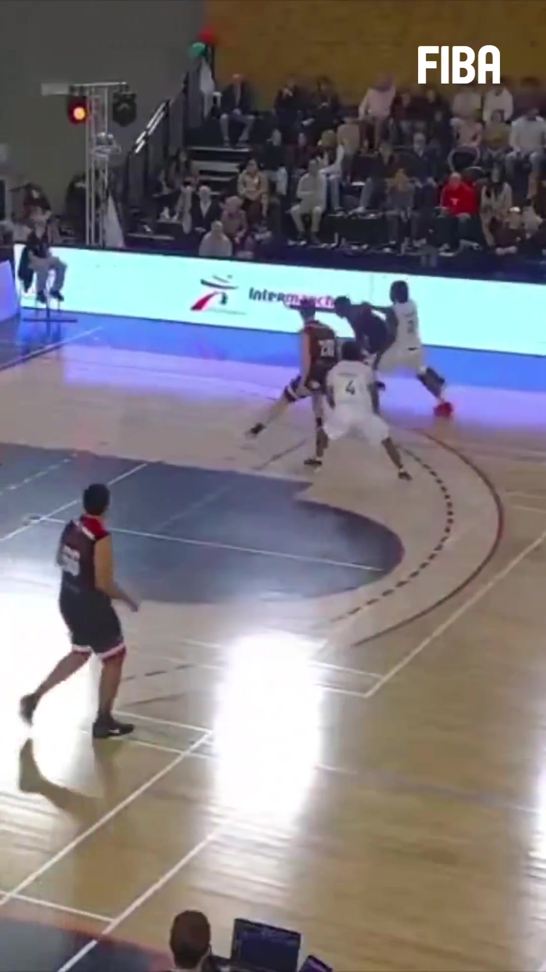 请神请到了UFO！！文斯·卡特式跃人死亡骑扣再现FIBA赛场