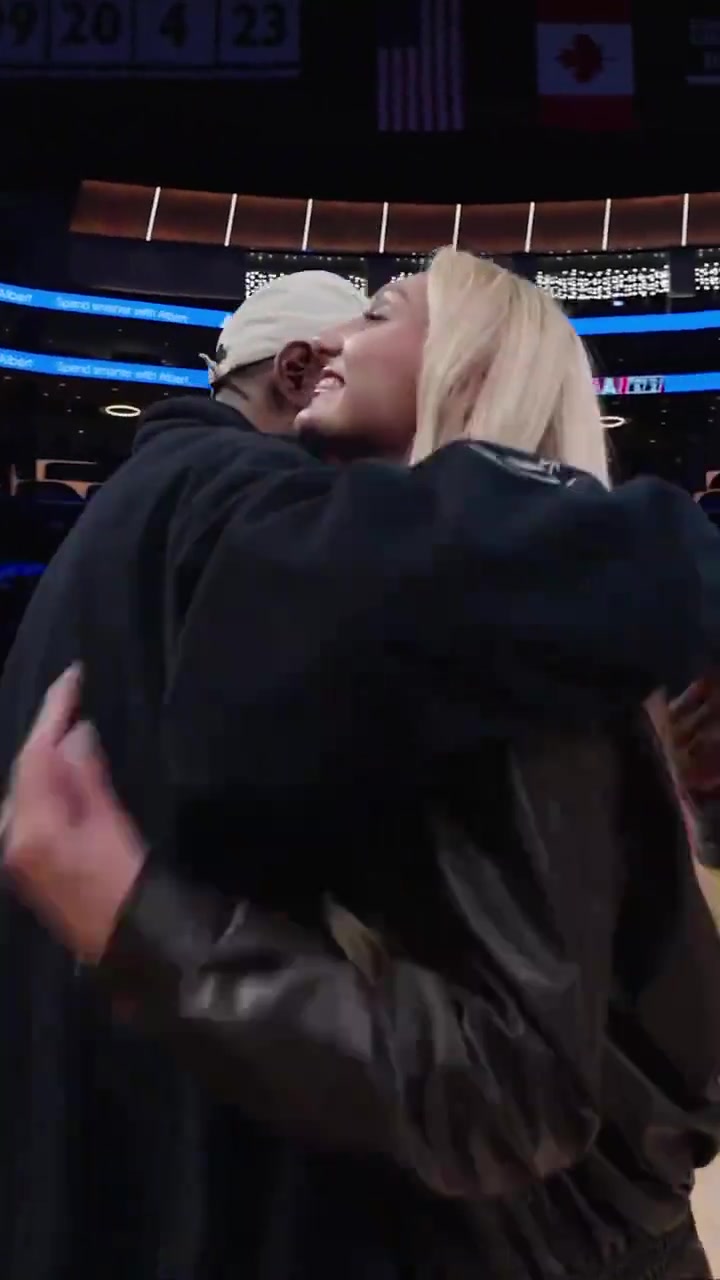 美不美先看腿！听到大长腿WNBA球员呼喊 杜兰特瞄了两次长腿