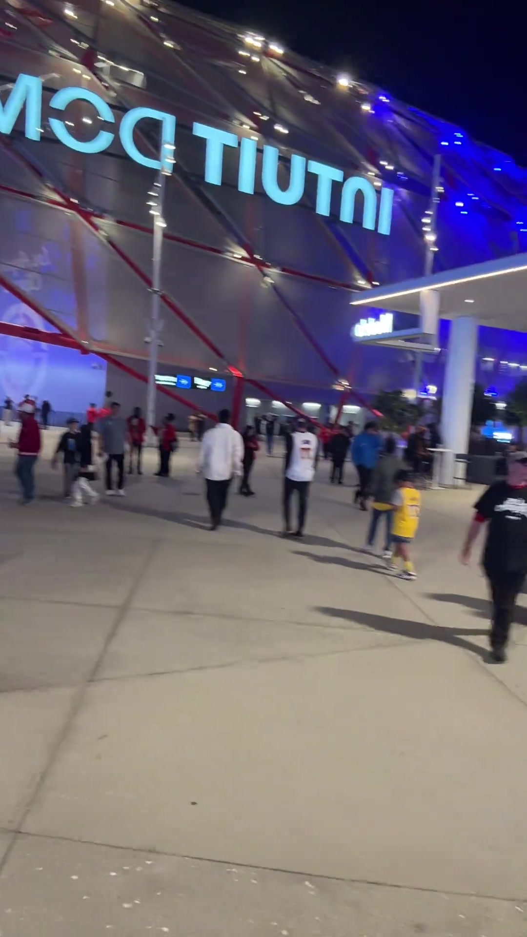 周玲安现场拍实拍：快船主场赢球后的球馆外真欢乐！