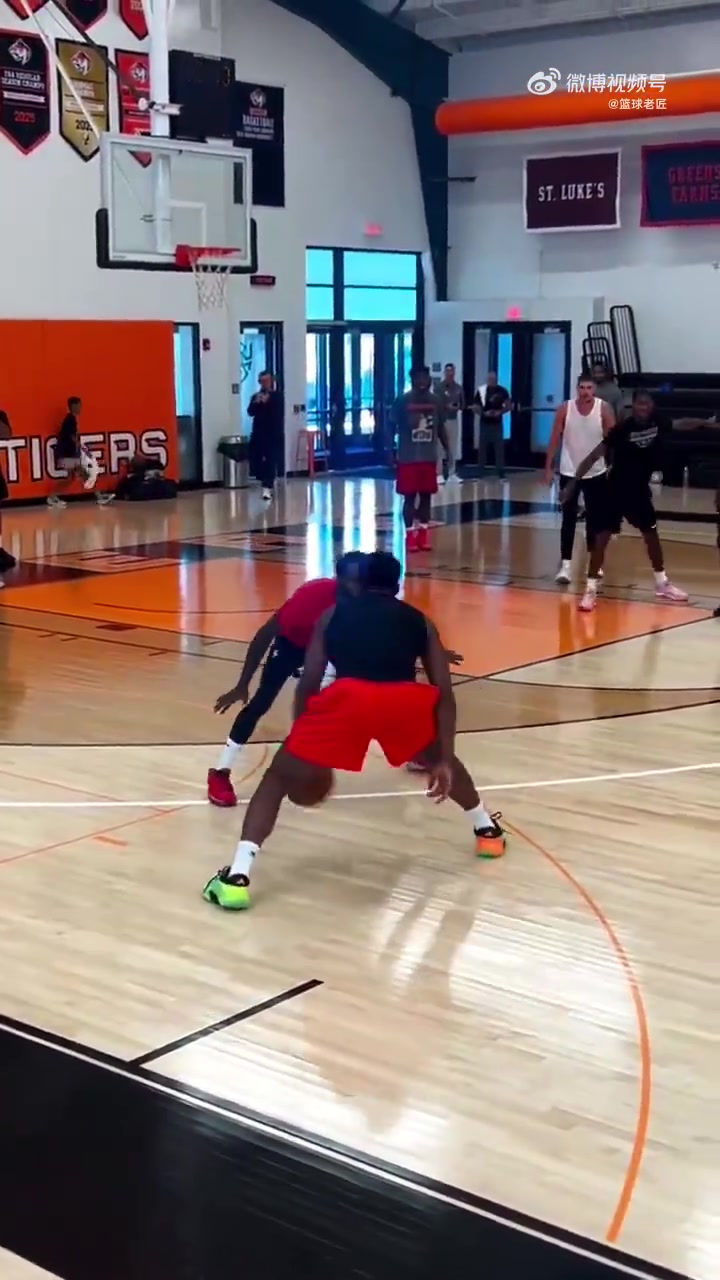 就是在欺负人？NBA职业球员打野球到底有多轻松？都不用突破