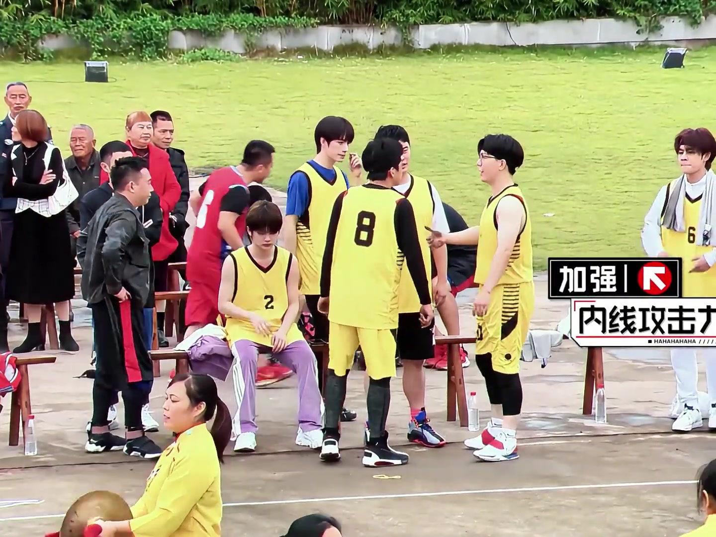 太脆了！陈赫打篮球热身时候勾手完落地崴脚受伤了