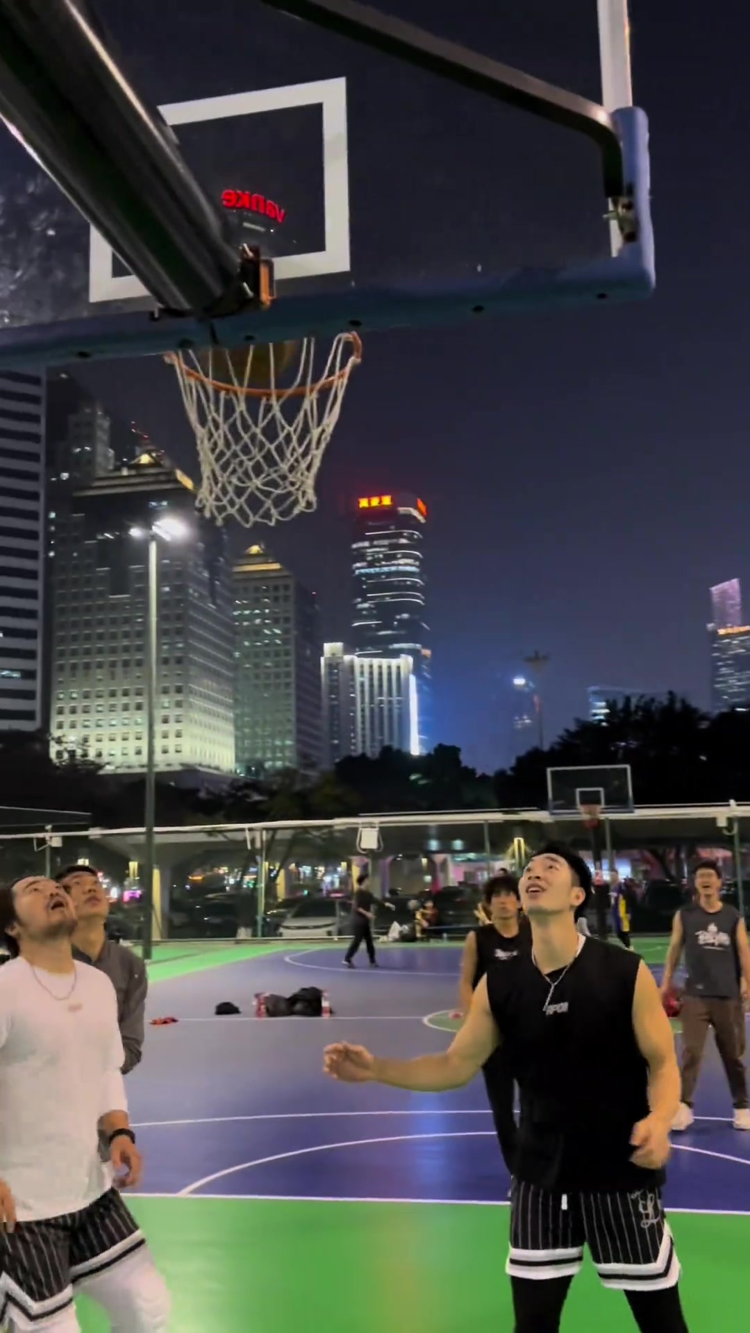 跳投看多，单手跳投还是第一次见...