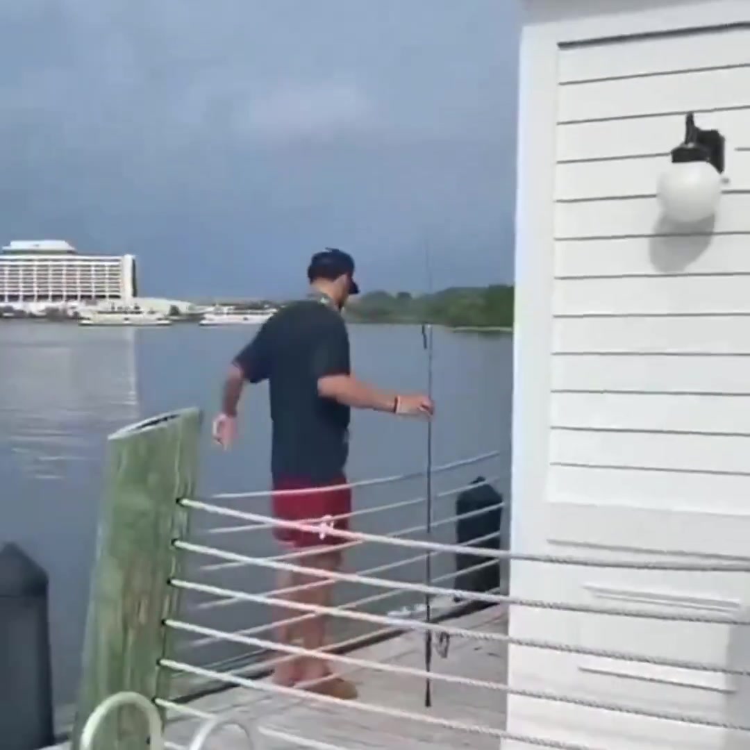 好家伙，大海这么宽，西蒙斯都不能把鱼扔进海里