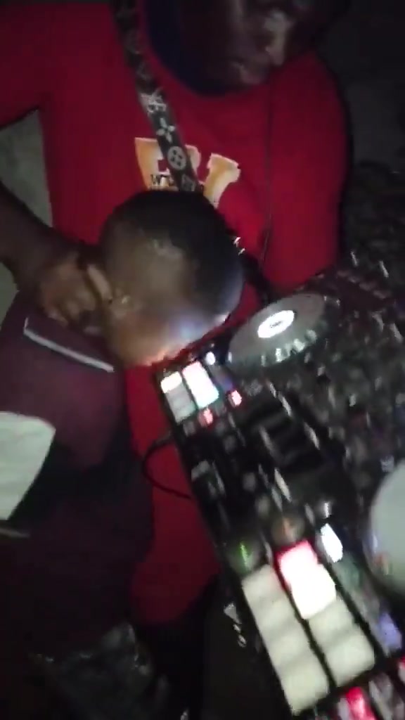 笑死！美国网友恶搞：今天火箭就是这样摩擦湖人的