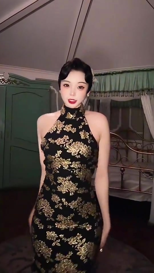 这丰满身材！女主播小太阳这身旗袍装扮什么水平？