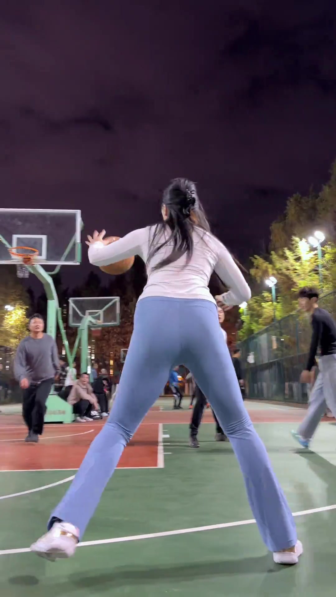 野球场肘姐晒打球视频并配文：你太年轻，不懂珠圆玉润的美