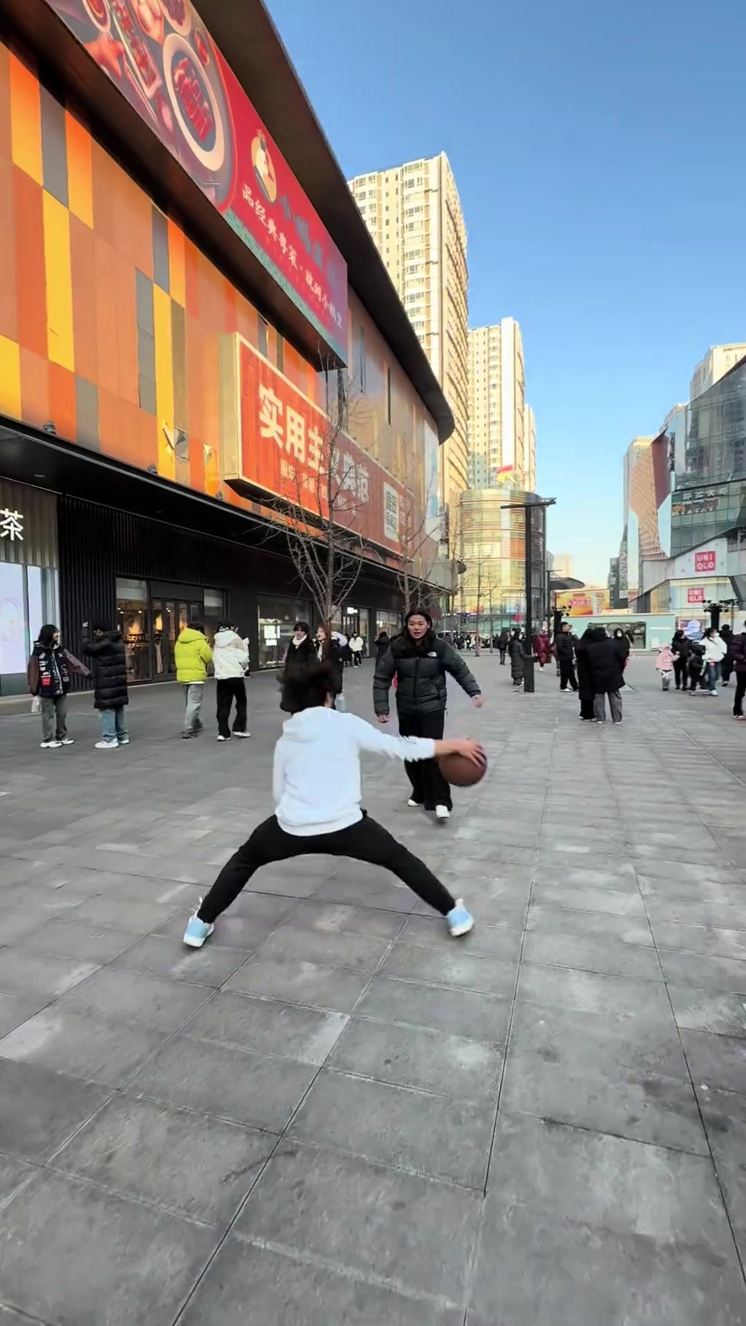 如果你走在大街上正面被人带球crossover虚晃 你会咋办